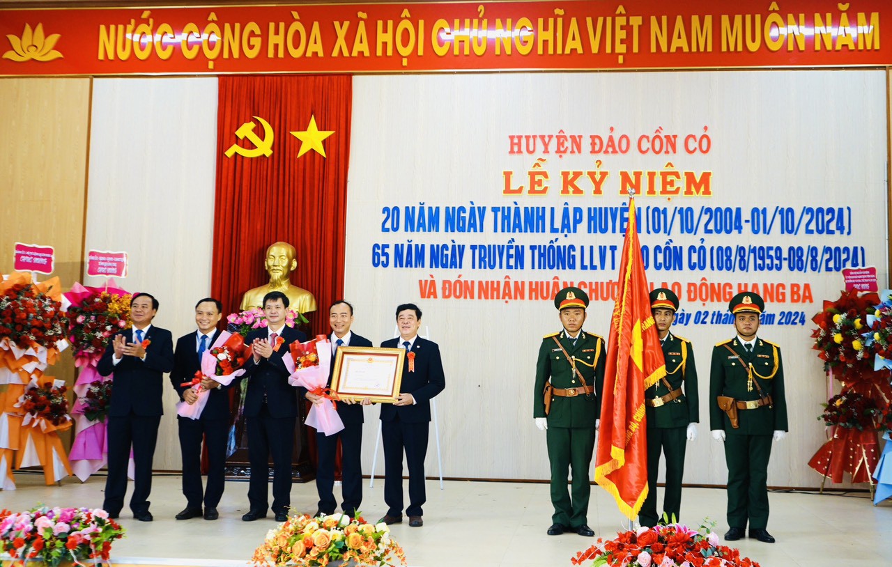 UVTƯ Đảng, B&iacute; thư Tỉnh ủy L&ecirc; Quang T&ugrave;ng; Ph&oacute; B&iacute; thư Tỉnh ủy, Chủ tịch UBND tỉnh V&otilde; Văn Hưng trao Hu&acirc;n chương Lao động hạng Ba tặng Đảng bộ, qu&acirc;n v&agrave; d&acirc;n huyện đảo Cồn Cỏ - Ảnh: C.N 